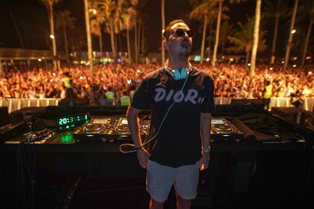 Robin Schulz and the crowd at Finns VIP Beach Club